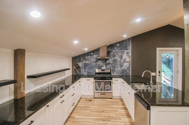 Building Photo - 3494 River Rd