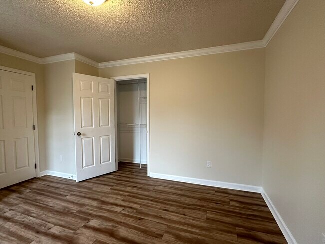 Building Photo - 328 Brookside Ct