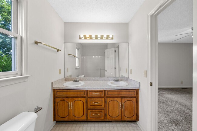 Building Photo - 3 Bedroom Pet Friendly Home For Rent Near 101st Parkway!