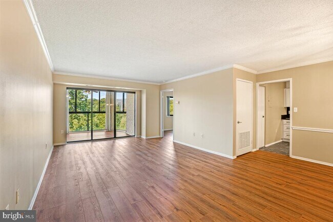 Building Photo - 15101 Interlachen Dr