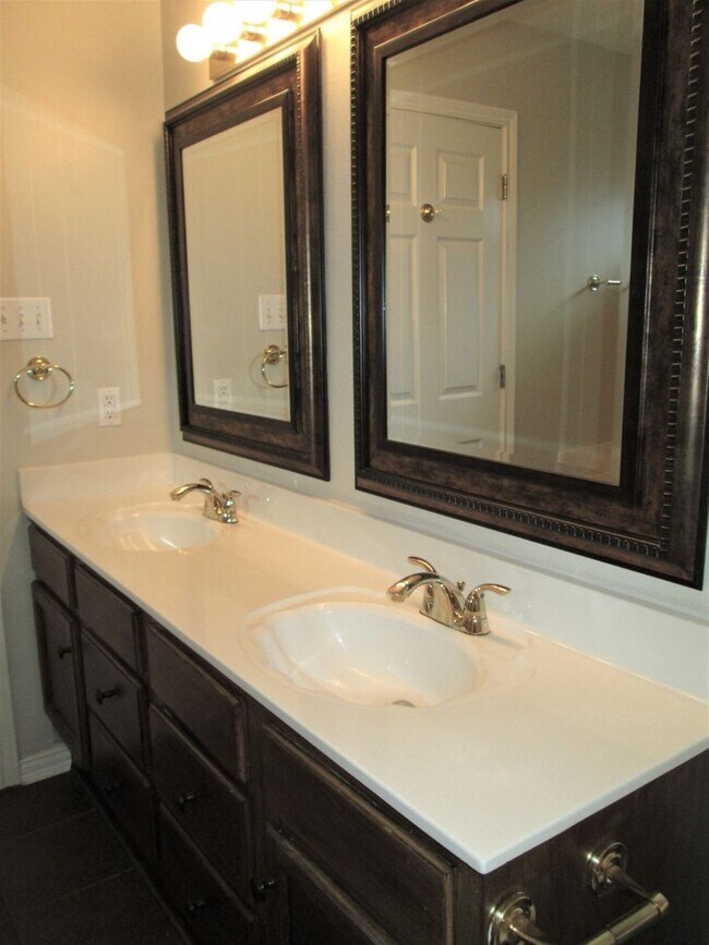 Building Photo - Spacious 3 bedroom 2 bath home in Tyler! Coming soon!