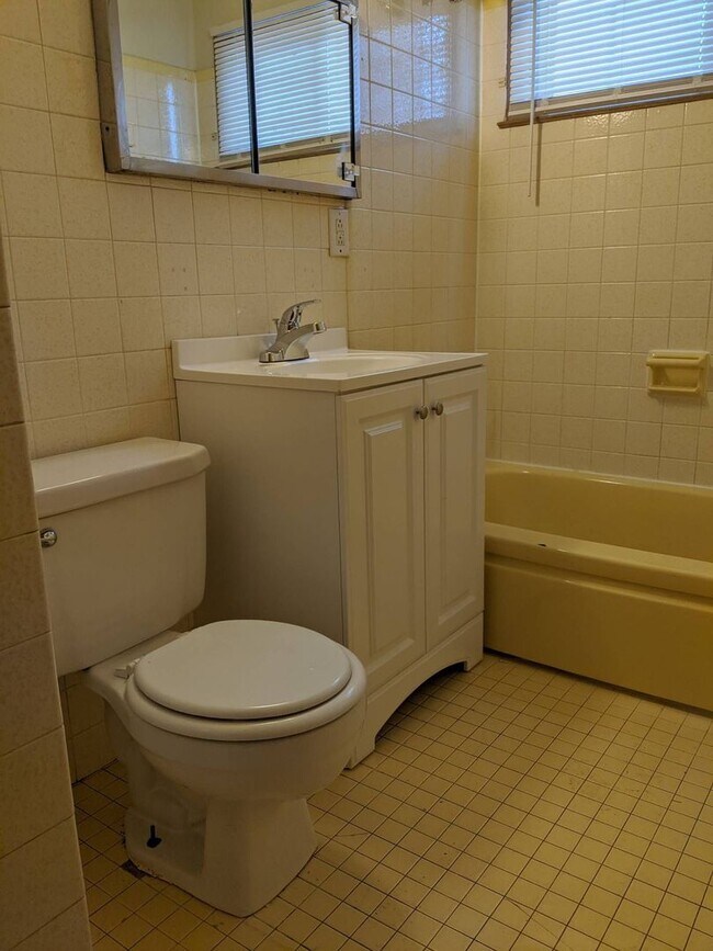 Building Photo - Gorgeous 3 Bed Upper Available with shared Garage & Hardwood floors, Appliances incl.