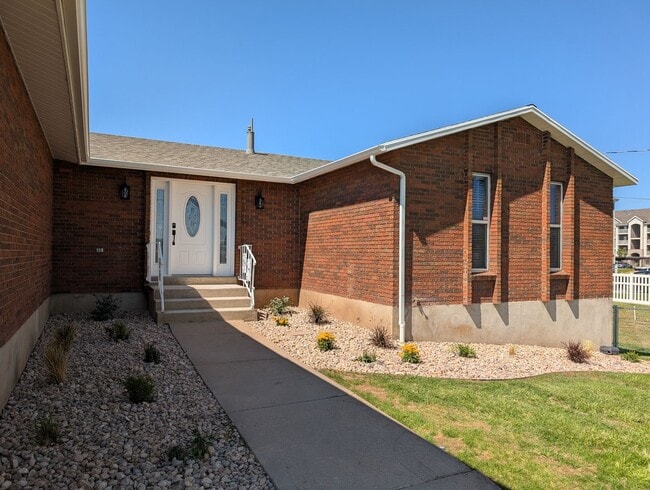Building Photo - August Rent FREE! Renovated 5-Bed Home + O...