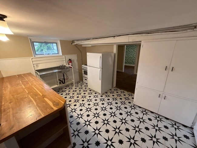 Building Photo - 1615 D St NE