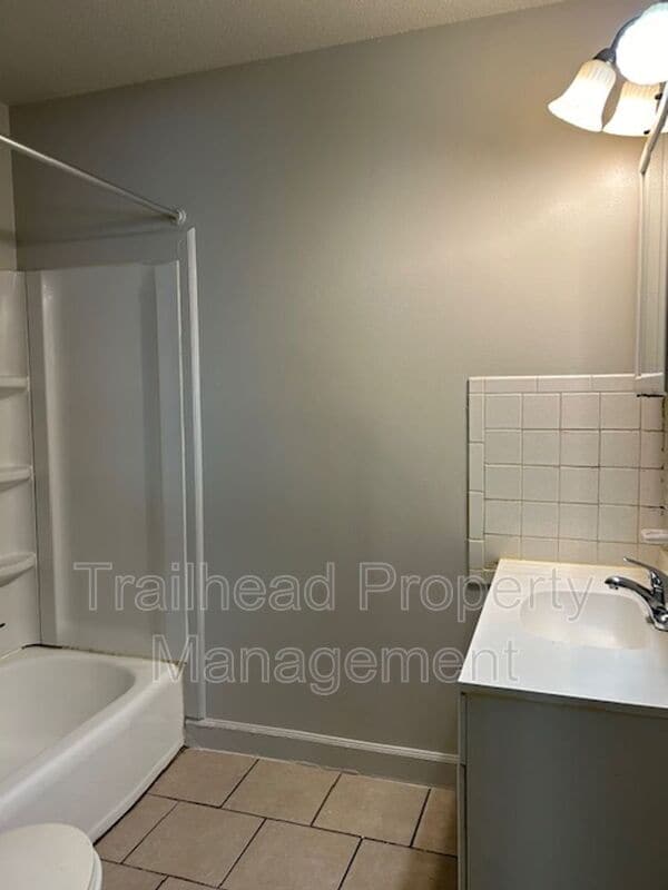 Building Photo - 3327 S Oxford Ave