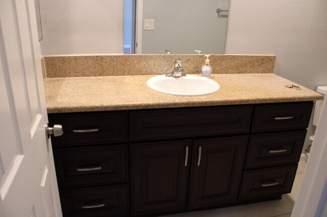 Building Photo - $2,900 - 2 Bed 2 Bath Condo in Oceanside Near Beach!