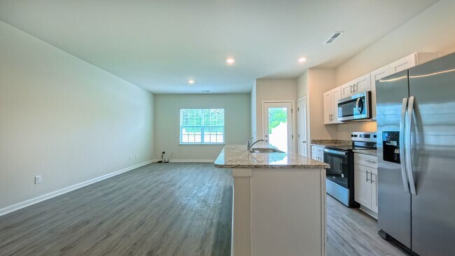 Building Photo - Spacious Townhome!