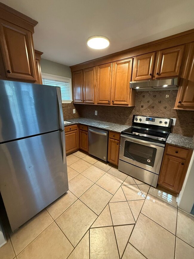 Building Photo - 2/2.5 Townhouse off of Tharpe st! Central ...