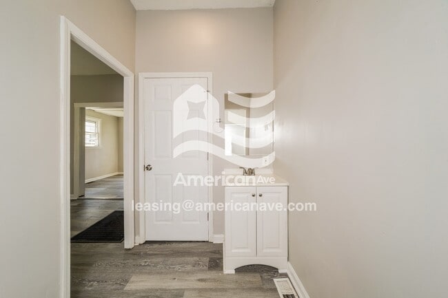 Building Photo - 1604 E Oak St