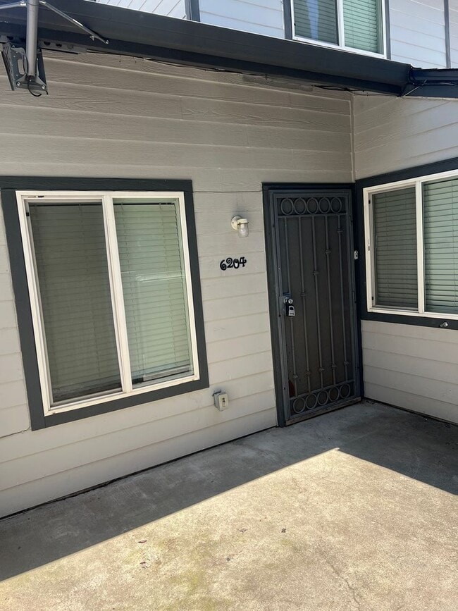 Building Photo - NICE 3 BEDROOM, 2.5 TOWNHOUSE W/ 2 CAR GAR...