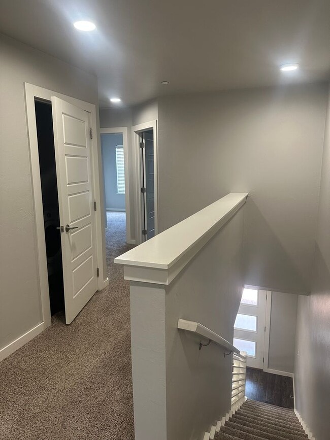 Building Photo - 3 Bedroom Townhome with ALL APPLIANCES at a great price!!