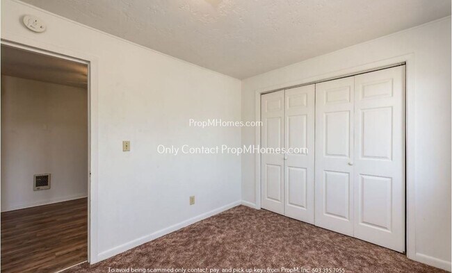 Building Photo - Updated Two Bedroom Unit in Salem!