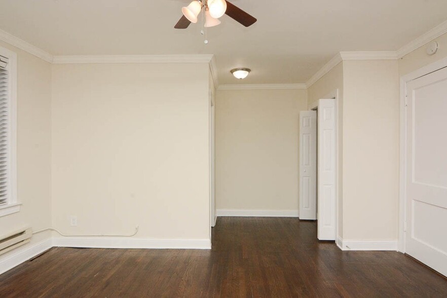 Building Photo - 3345 N Marshfield Ave