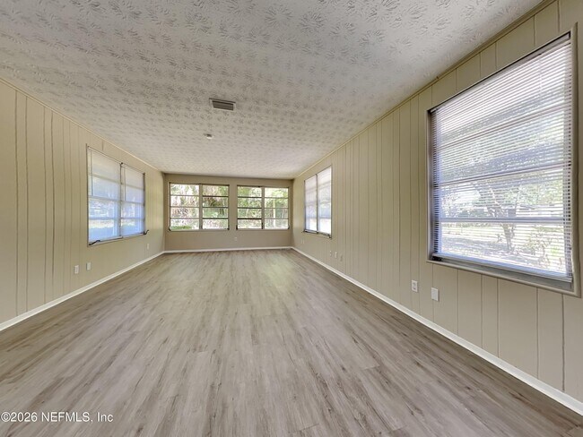 Building Photo - 1332 Arlingwood Ave