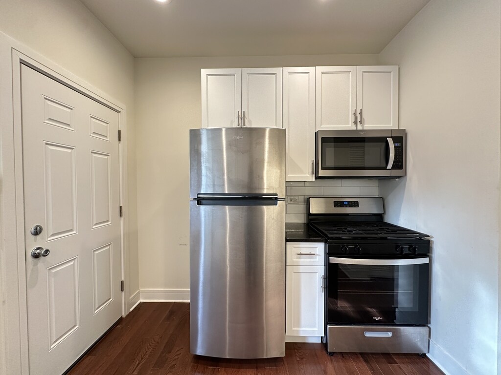 Building Photo - 1159 W Lunt Ave