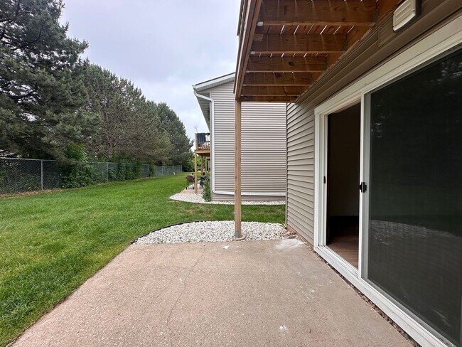 Building Photo - Noble Estates ||