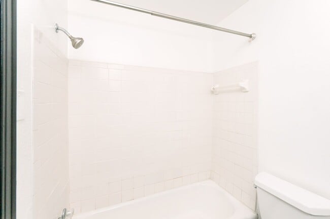 Building Photo - 922 Western Ave