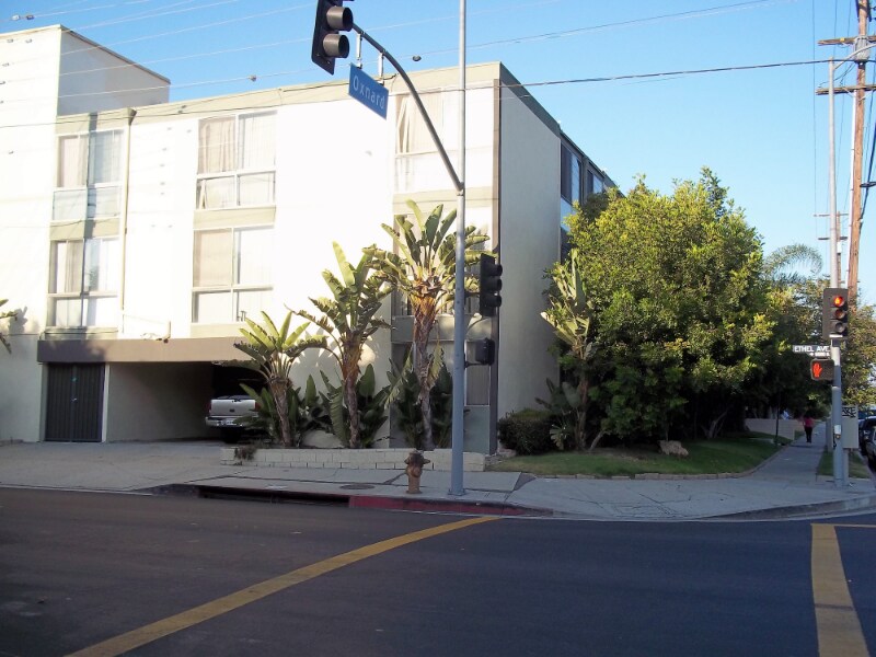 Building Photo - 13059 Oxnard St