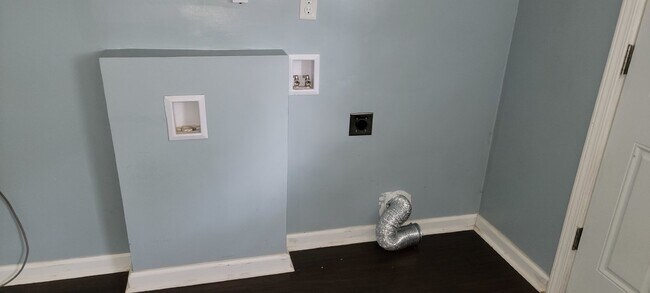 Building Photo - 2 Bed/1Bath apartment, perfect for militar...