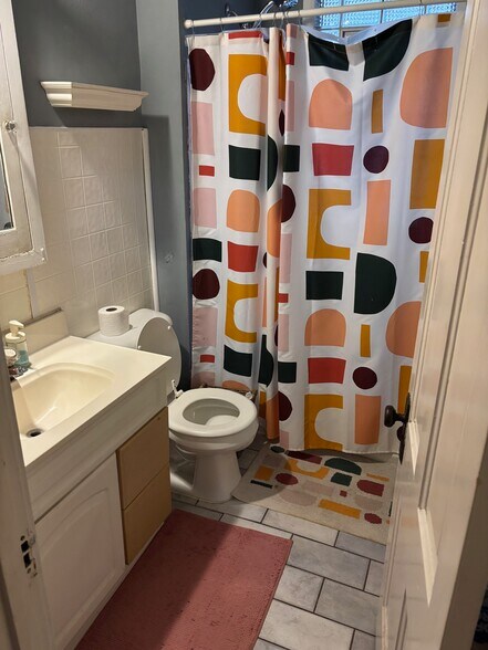 Building Photo - 1672 N Van Buren St