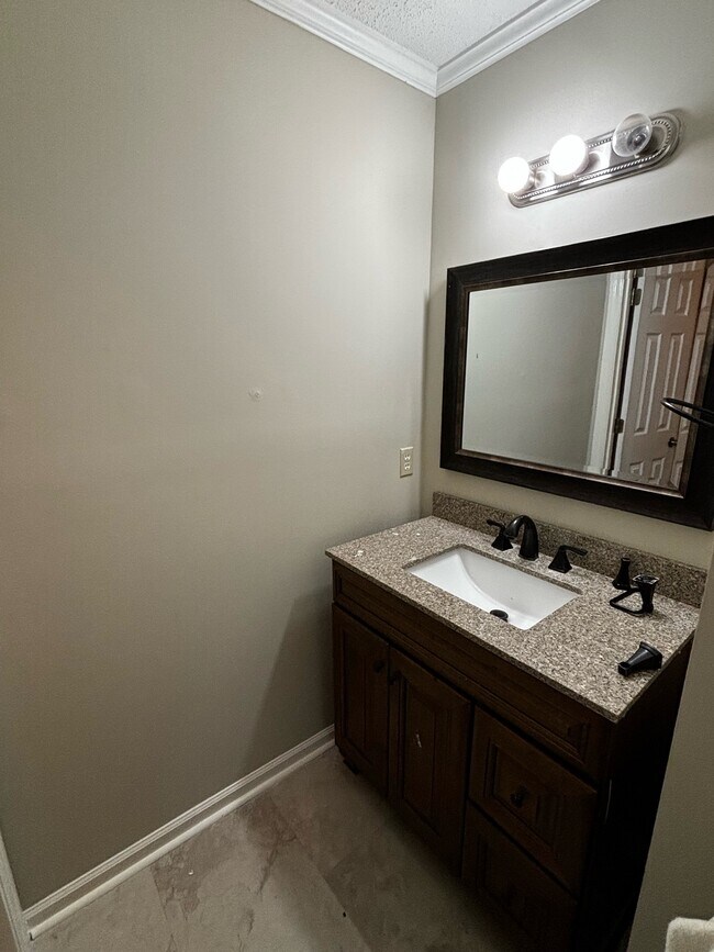 Building Photo - 867 Birchwood Ln