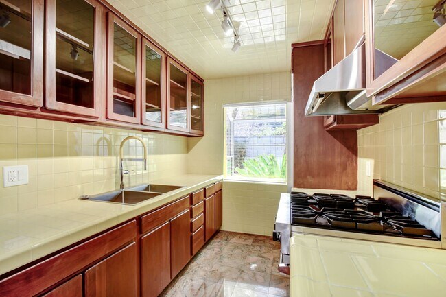 Building Photo - 807 5th St