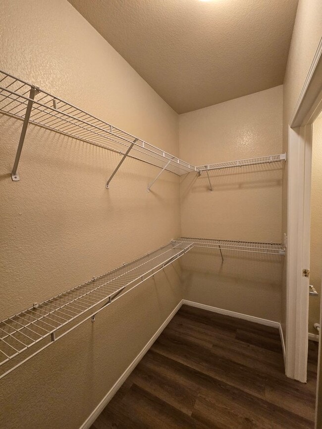 Building Photo - 1 bed, 1 bath condo with 2 car garage!!!
