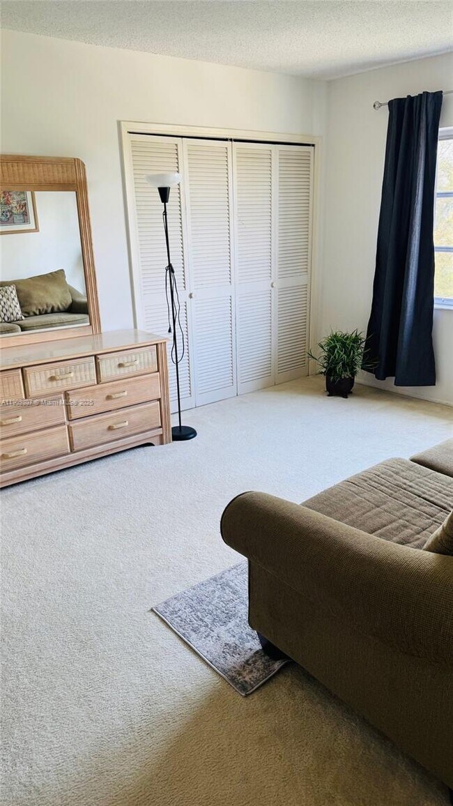 Building Photo - 3150 N Palm Aire Dr