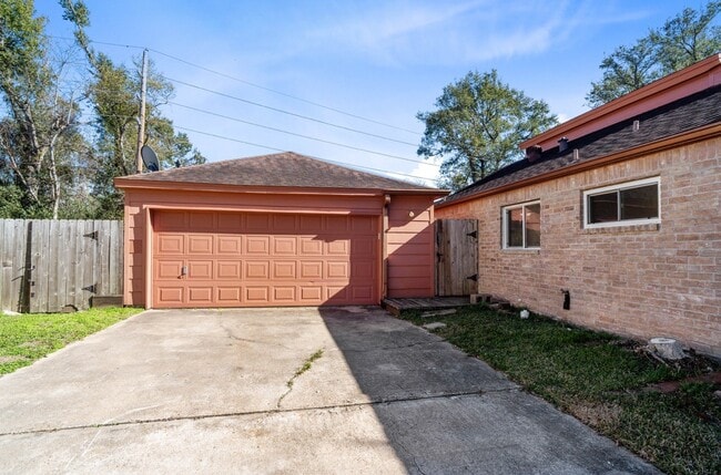 Building Photo - 4510 Hidden Springs Dr