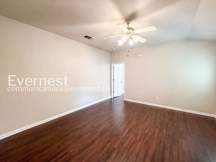 Building Photo - 1011 Iola Dr