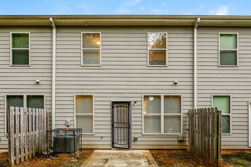 Building Photo - 3281 Pennington Dr