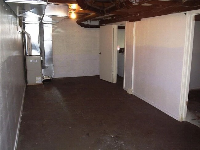 Building Photo - Charming 2-Bedroom Home with Detached Garage!