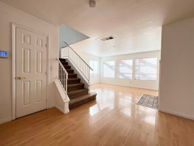 Building Photo - Stunning 5 bedroom, 2.5 bathroom home