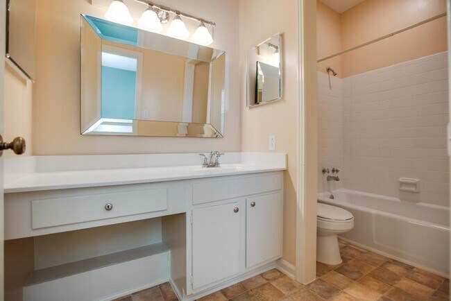 Main bath - 4505 Harding Pike