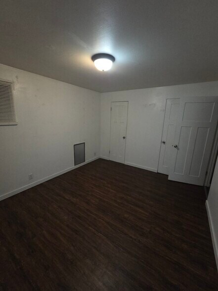 Spacious bedroom with 2 closets - 547 E Rockwell Ave