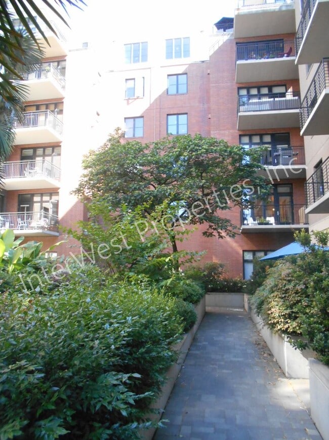 Building Photo - *1ST MONTH'S RENT FREE PROMO & NO HOA MOVE...