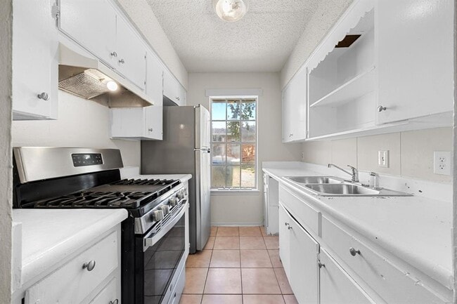 Building Photo - 903 N Meadows Dr