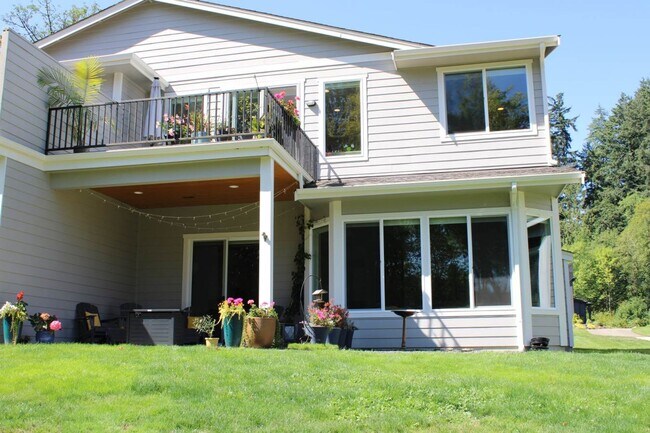 Building Photo - Beautiful Wollochet Bay 3-Bedroom Town Home