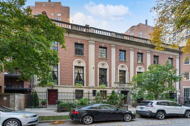 Primary Photo - 1353 N Astor St