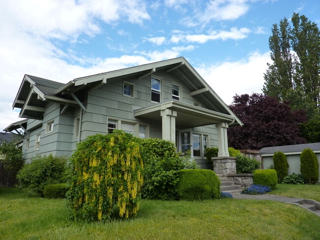 Building Photo - 731 S 49th St