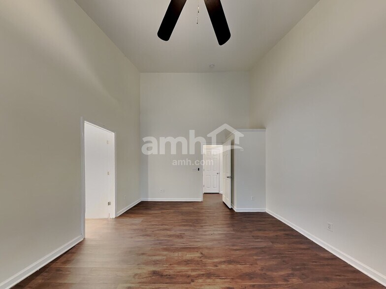 Building Photo - 4205 Lindsey Ln