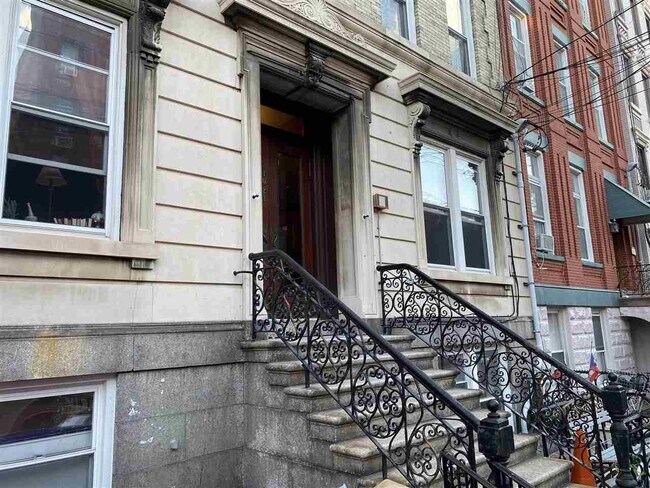 Building Photo - 1021 Park Ave