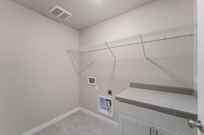 Building Photo - Beautiful Puyallup Corner Lot Home with Office, A/C, Formal Dining & Bonus Loft!