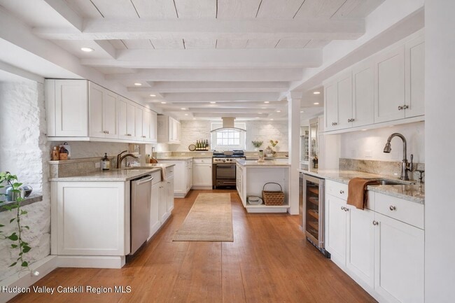 Building Photo - 48 Oak Rd