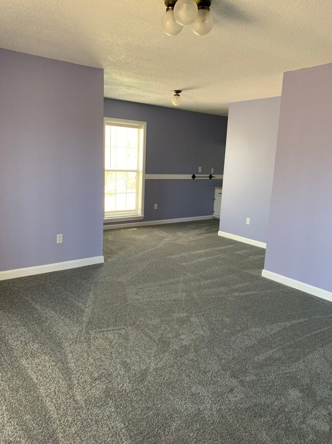 Building Photo - Amazing 4 Bedroom, 3 Bath Home With 2 Kitc...