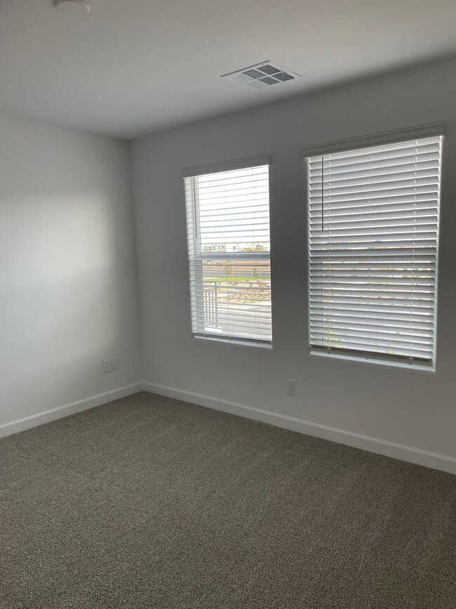 Building Photo - Now Leasing – Brand-New Townhome in Herita...