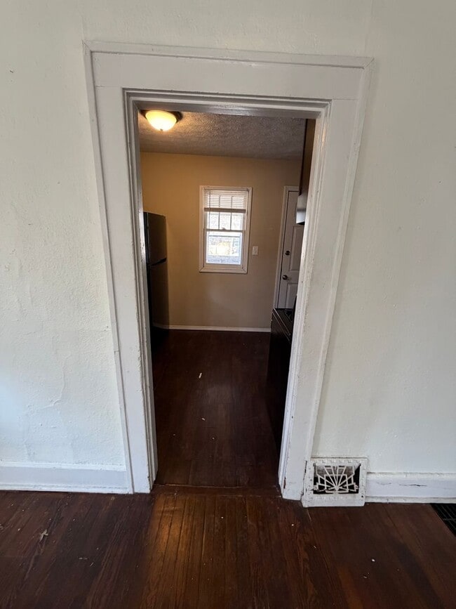 Building Photo - Spacious Duplex