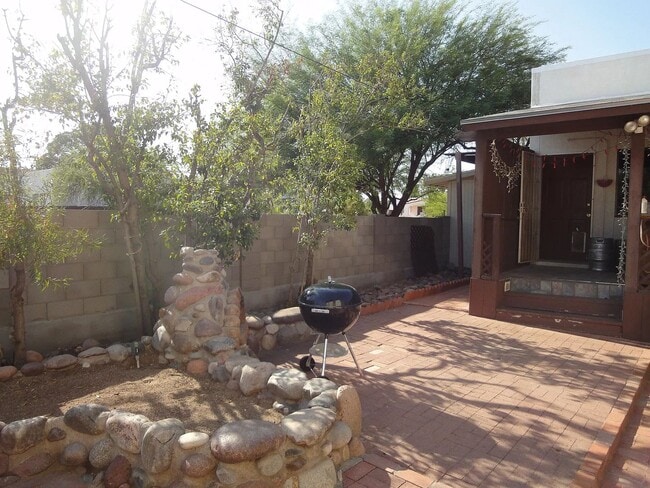 Building Photo - 3 Bed 2 bath home PERFECT for U of A Students, Faculty and Staff!