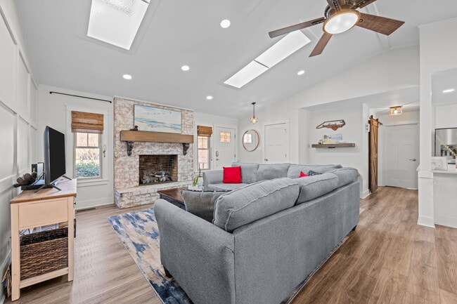 Building Photo - 6115 Gondolier Dr