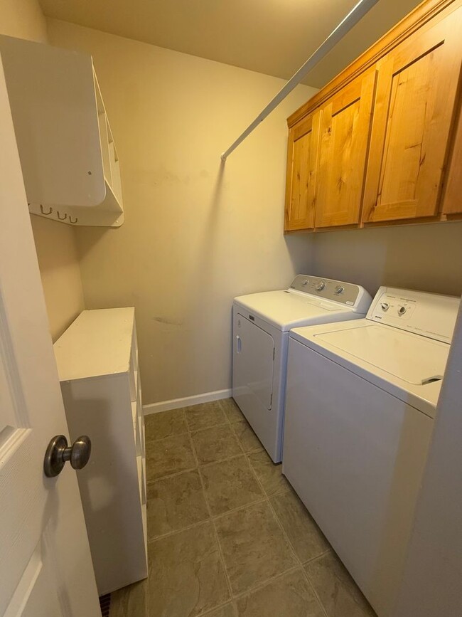 Building Photo - Wonderful 3 Bed/2.5 Bath Home in NE Bend -...